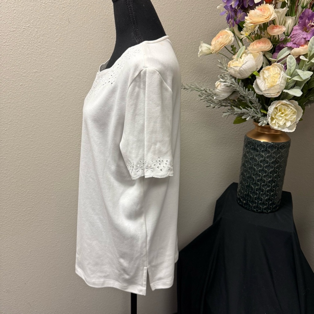 Alfred Dunner White Eyelet Embroidered Knit Top Short Sleeve M - Picture 2 of 7